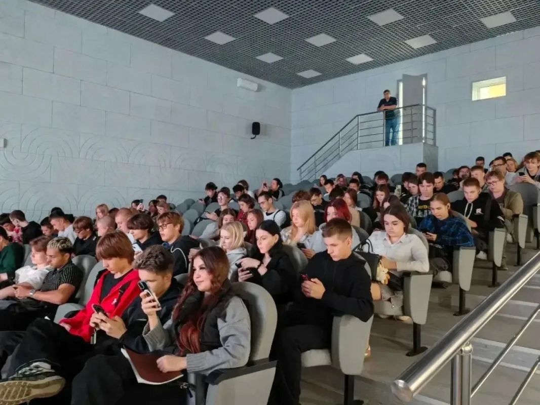 Студенты из Сосновоборска своим примером показали: быть в теме — это не просто слушать лекции, а самим строить будущее! Студенты из Сосновоборска своим примером показали: быть в теме — это не просто слушать лекции, а самим строить будущее!