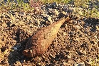 В Канске на берегу реки Кан обнаружили боевые миномётные мины В Канске на берегу реки Кан обнаружили боевые миномётные мины
