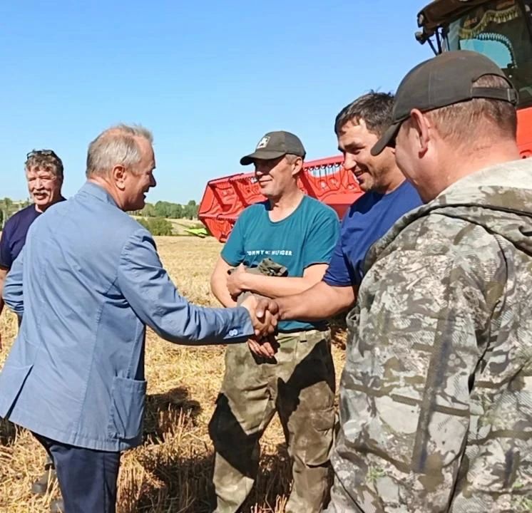 Битва за урожай: Глава Емельяновского округа Александр Походин и ансамбль «Саботея» поддержали аграриев прямо в полях Уборочная страда в округе вышла на финишную прямую. Затяжные дожди подкорректировали темпы, заставили... Битва за урожай: Глава Емельяновского округа Александр Походин и ансамбль «Саботея» поддержали аграриев прямо в полях Уборочная страда в округе вышла на финишную прямую. Затяжные дожди подкорректировали темпы, заставили...