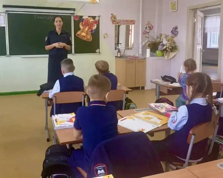 Первый звонок — первый урок в погонах! Первый звонок — первый урок в погонах!