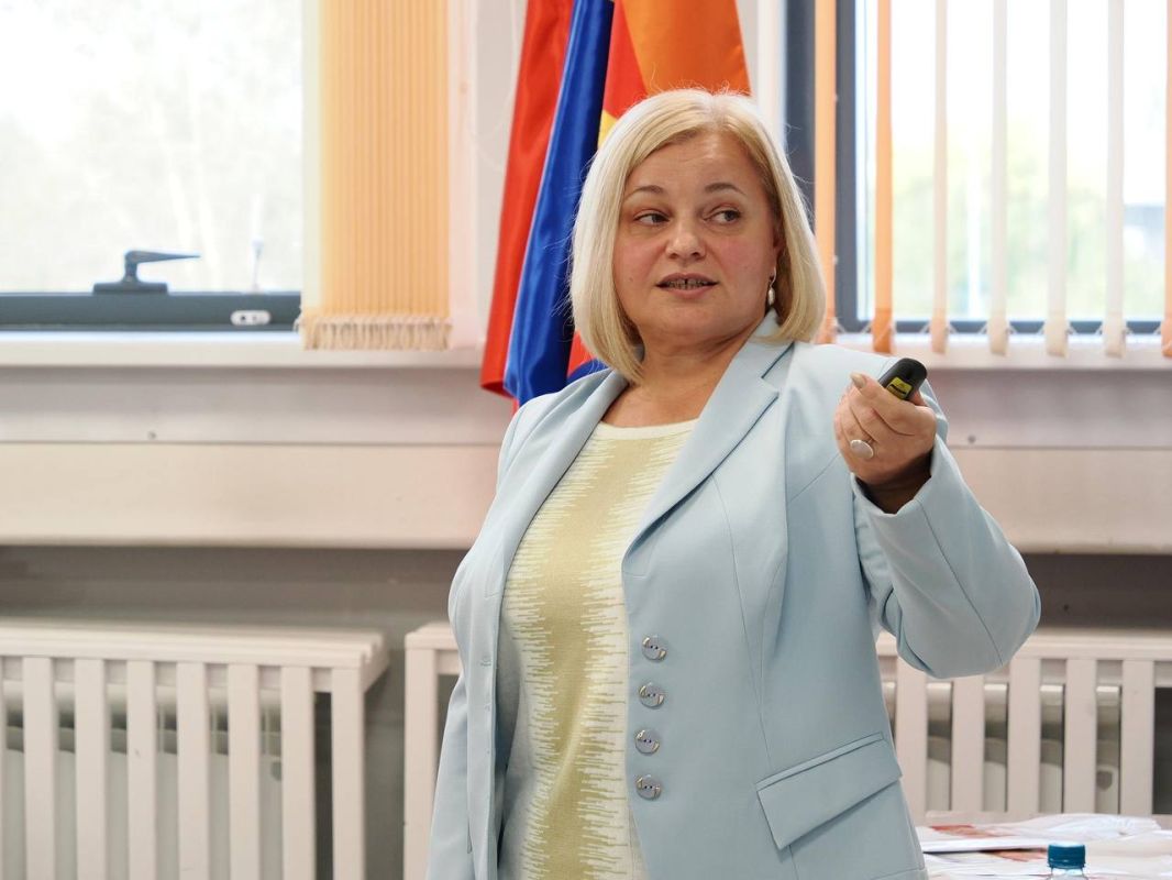 Депутат Юлия Белоголова встретилась со старшеклассниками гимназии №9 Депутат Юлия Белоголова встретилась со старшеклассниками гимназии №9