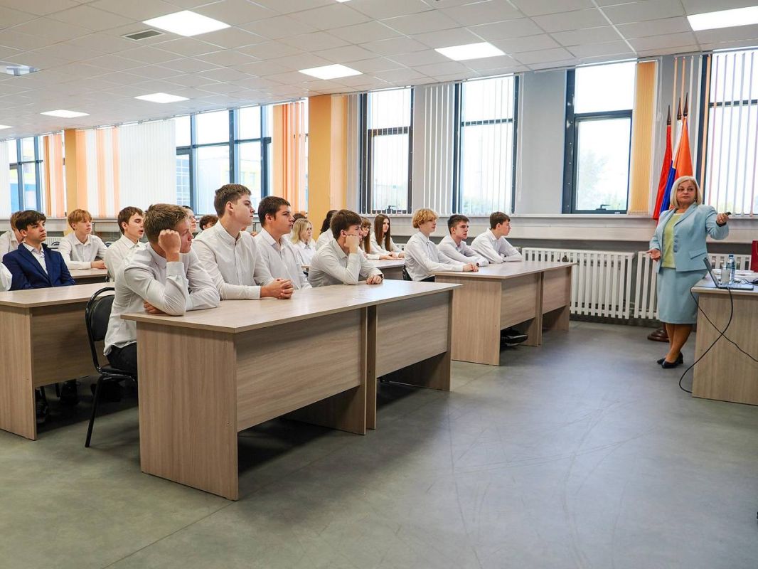 Депутат Юлия Белоголова встретилась со старшеклассниками гимназии №9 Депутат Юлия Белоголова встретилась со старшеклассниками гимназии №9