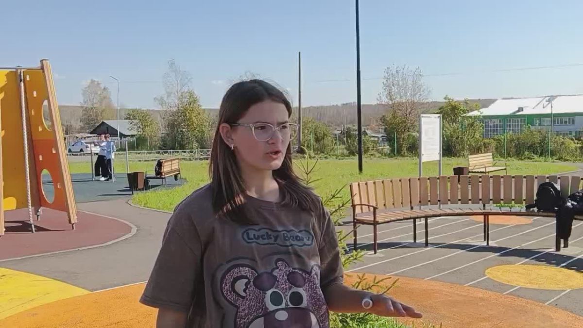 #благоустройство. Шестиклассница Софья Ахалая рада, что в её городе Уяре на месте бывшего пустыря возле школы обустроили востребованную детскую площадку с горками, качелями, спортивными тренажёрами