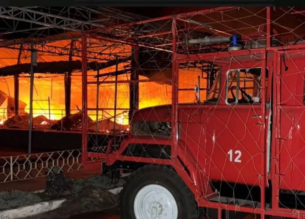 ВС РФ нанесли удар по складскому помещению в Великом Бурлуке в Харьковской области, который использовали для хранения военного имущества ВСУ, БПЛА и их комплектующих ВС РФ нанесли удар по складскому помещению в Великом Бурлуке в Харьковской области, который использовали для хранения военного имущества ВСУ, БПЛА и их комплектующих
