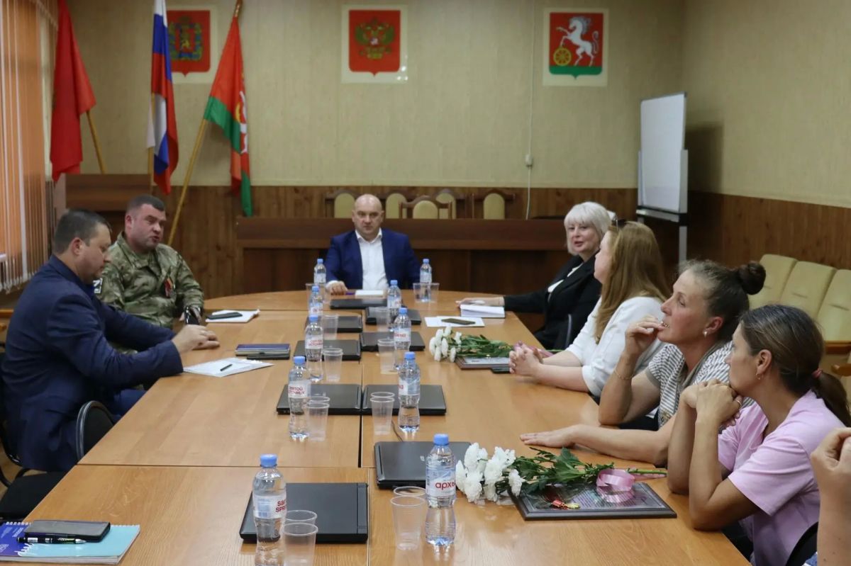Встреча с родными участников СВО: выплаты, документы, благоустройство Встреча с родными участников СВО: выплаты, документы, благоустройство