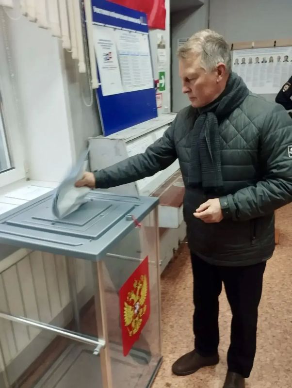 Также в первый день выборов участие в голосовании приняли: Председатель краевого Заксобрания Алексей Додатко; Глава Красноярска Сергей Верещагин; Министр экологии края Владимир Часовитин; Руководитель краевого агентства... Также в первый день выборов участие в голосовании приняли: Председатель краевого Заксобрания Алексей Додатко; Глава Красноярска Сергей Верещагин; Министр экологии края Владимир Часовитин; Руководитель краевого агентства...