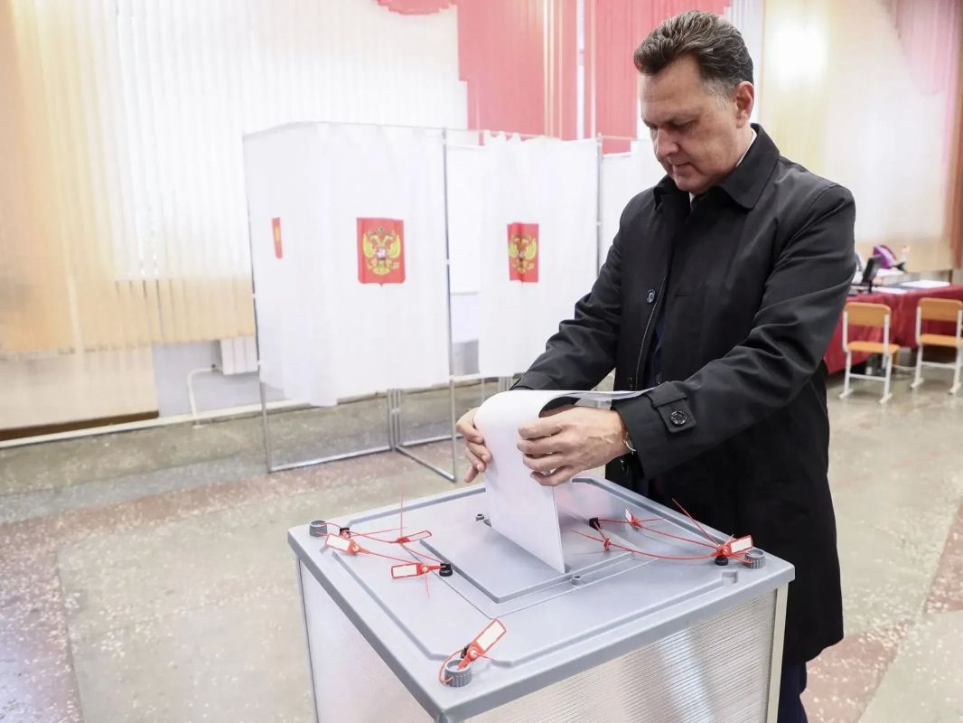 Также в первый день выборов участие в голосовании приняли: Председатель краевого Заксобрания Алексей Додатко; Глава Красноярска Сергей Верещагин; Министр экологии края Владимир Часовитин; Руководитель краевого агентства... Также в первый день выборов участие в голосовании приняли: Председатель краевого Заксобрания Алексей Додатко; Глава Красноярска Сергей Верещагин; Министр экологии края Владимир Часовитин; Руководитель краевого агентства...