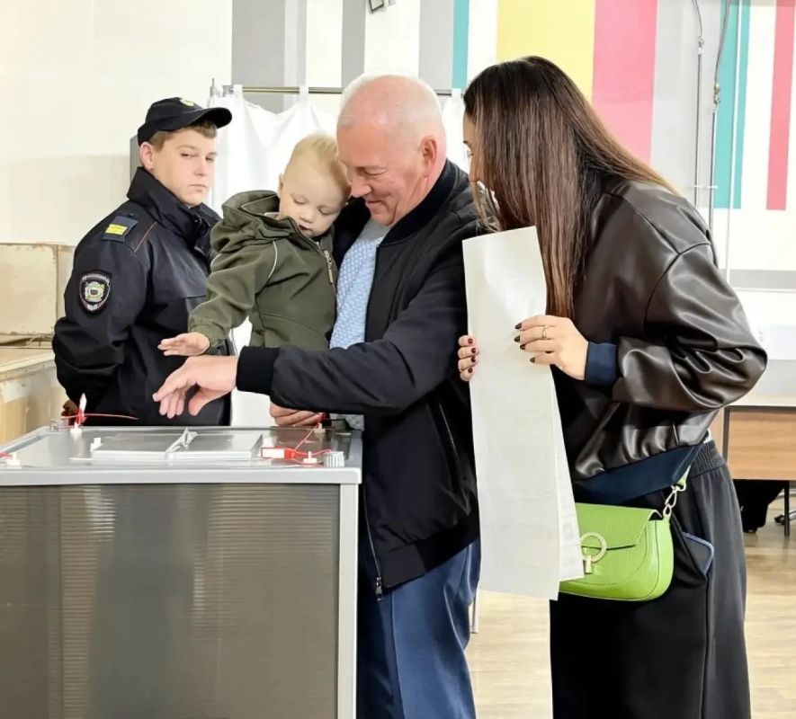 Краевые депутаты проголосовали на избирательных участках в Красноярске Краевые депутаты проголосовали на избирательных участках в Красноярске
