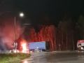 НА ТРАССЕ АЧИНСК-НАЗАРОВО СГОРЕЛА ФУРА На трассе Ачинск-Назарово загорелся большегруз. К тушению привлекли пожарный расчёт. Огнеборцы прибыли на место ЧП лишь через 20 минут
