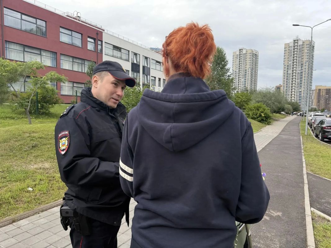 В Красноярске полицейские продолжают проводить профилактические беседы с гражданами о схемах мошенников