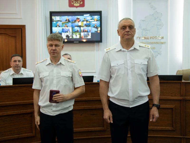 Начальник ГУ МВД России по Красноярскому краю генерал-лейтенант полиции Александр Соловьёв наградил отличившихся сотрудников Начальник ГУ МВД России по Красноярскому краю генерал-лейтенант полиции Александр Соловьёв наградил отличившихся сотрудников