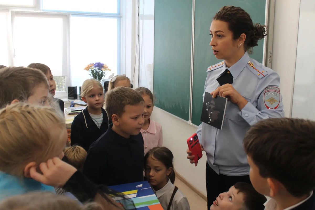 В «Единый день БДД» второклассники красноярской школы № 27 стали участниками настоящего эксперимента и узнали, как работают световозвращающие элементы В «Единый день БДД» второклассники красноярской школы № 27 стали участниками настоящего эксперимента и узнали, как работают световозвращающие элементы