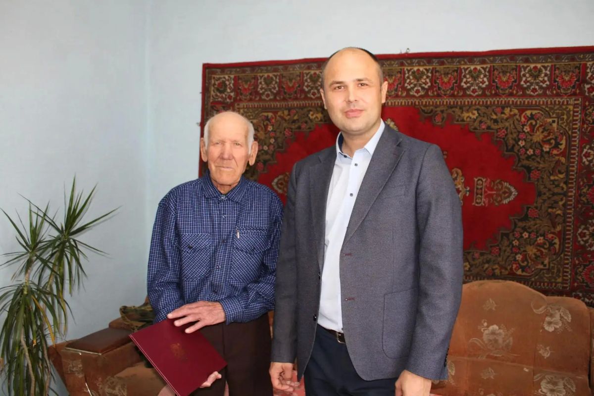 Глава Казачинско-Пировского округа поздравил ветеранов с днём рождения Глава Казачинско-Пировского округа поздравил ветеранов с днём рождения