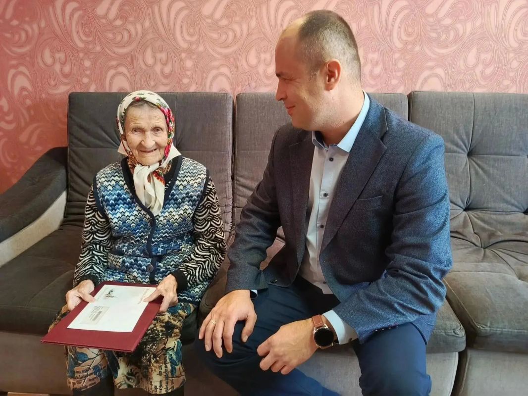 Глава Казачинско-Пировского округа поздравил ветеранов с днём рождения Глава Казачинско-Пировского округа поздравил ветеранов с днём рождения
