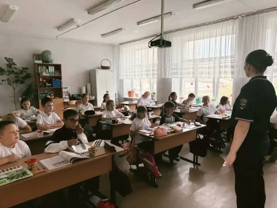 «Азбука безопасности на стальной магистрали»: транспортные полицейские Ачинска проводят уроки для детей и молодежи