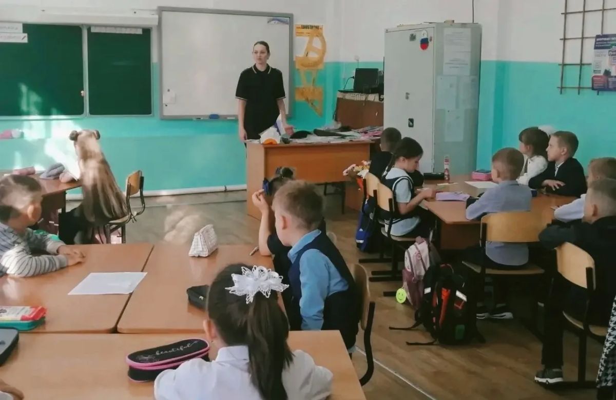 «Азбука безопасности на стальной магистрали»: транспортные полицейские Ачинска проводят уроки для детей и молодежи «Азбука безопасности на стальной магистрали»: транспортные полицейские Ачинска проводят уроки для детей и молодежи