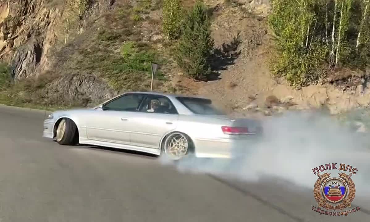 В Красноярске автоинспекторы вычислили водителя Toyota Mark II, устроившего опасный дрифт ради эффектных кадров на трассе Р-257 «Енисей»