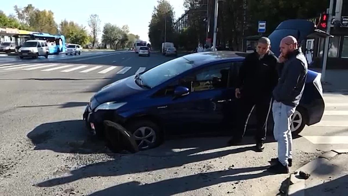 ПРОБКА, ЯМА И ВЫВЕРНУТОЕ КОЛЕСО: ХРОНИКА ОДНОГО ПЕРЕКРЕСТКА