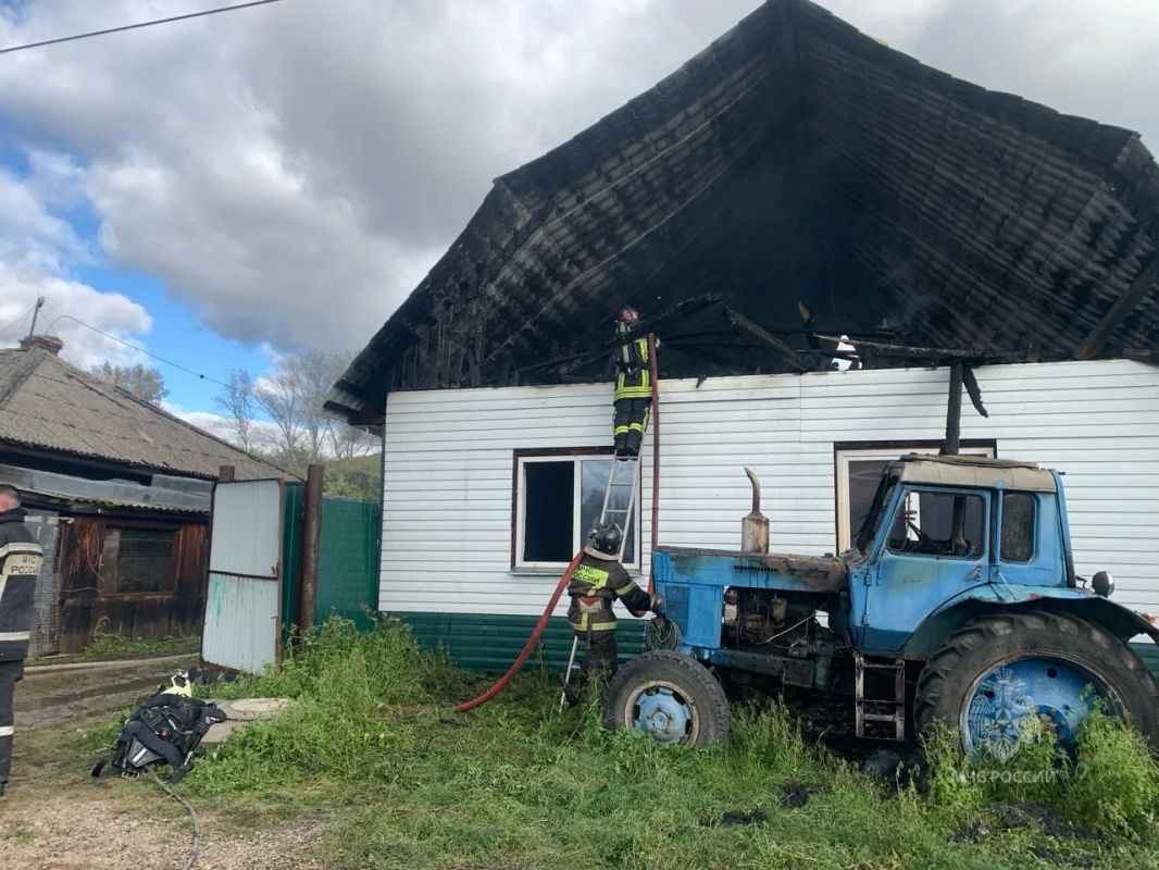 В селе Бархатово Сосновоборском округа тушат крупный пожар В селе Бархатово Сосновоборском округа тушат крупный пожар