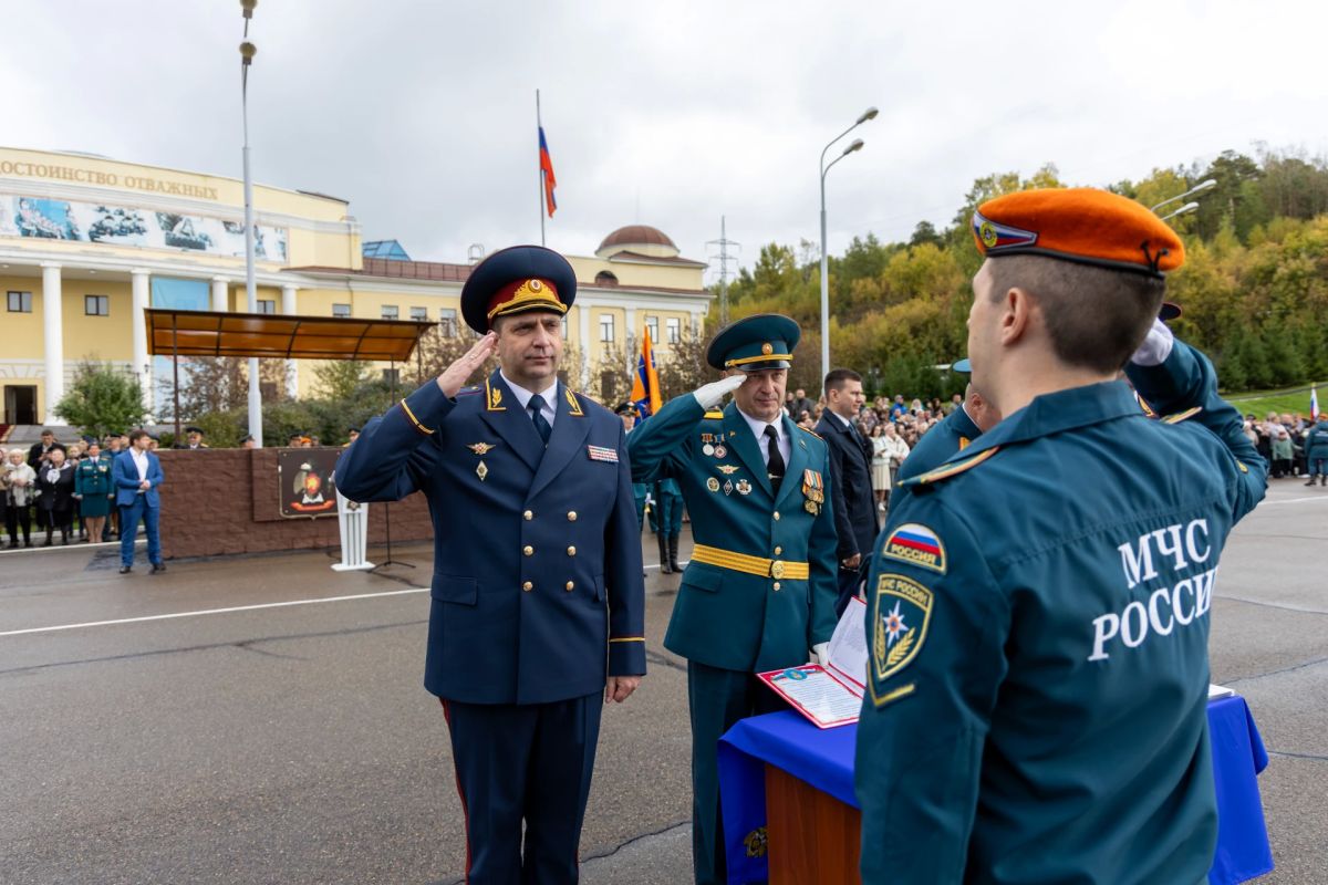 Начальник ГУФСИН генерал-лейтенант внутренней службы Антон Ефаркин принял участие в церемонии принятия Присяги студентами Сибирской пожарно-спасательной академии ГПС МЧС России Начальник ГУФСИН генерал-лейтенант внутренней службы Антон Ефаркин принял участие в церемонии принятия Присяги студентами Сибирской пожарно-спасательной академии ГПС МЧС России