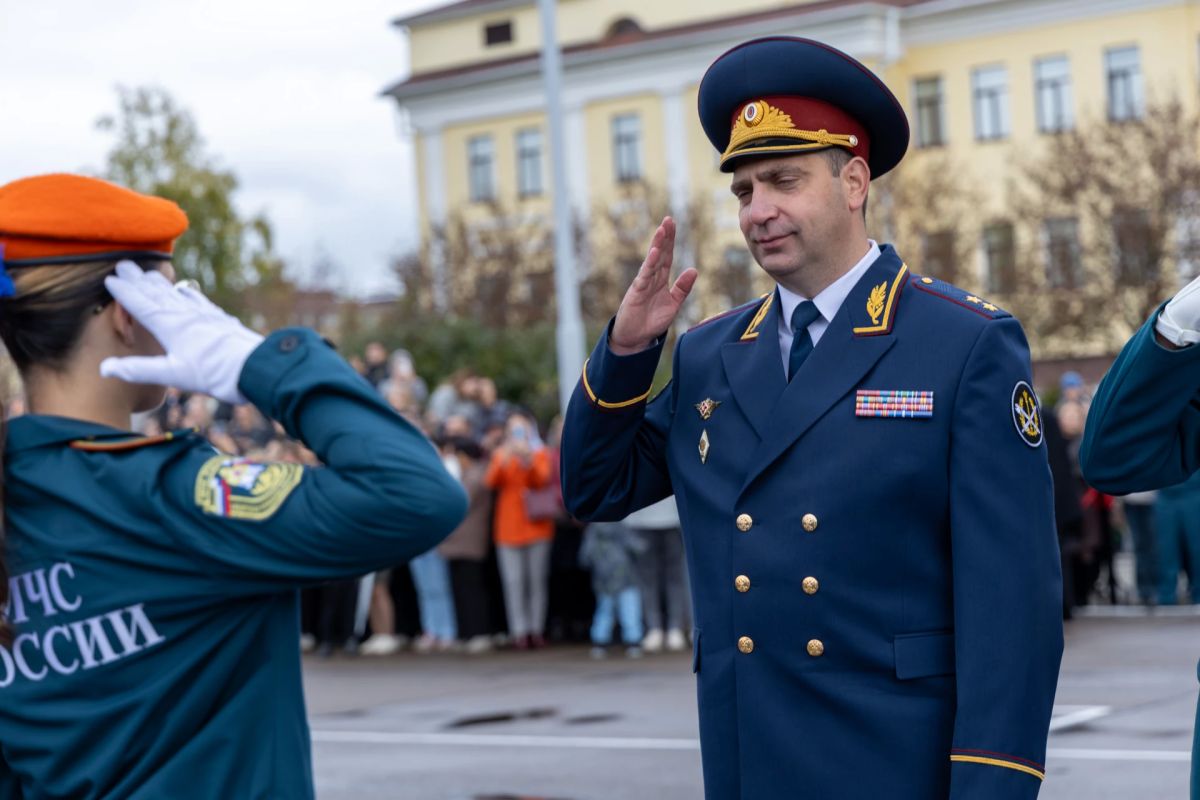 Начальник ГУФСИН генерал-лейтенант внутренней службы Антон Ефаркин принял участие в церемонии принятия Присяги студентами Сибирской пожарно-спасательной академии ГПС МЧС России Начальник ГУФСИН генерал-лейтенант внутренней службы Антон Ефаркин принял участие в церемонии принятия Присяги студентами Сибирской пожарно-спасательной академии ГПС МЧС России
