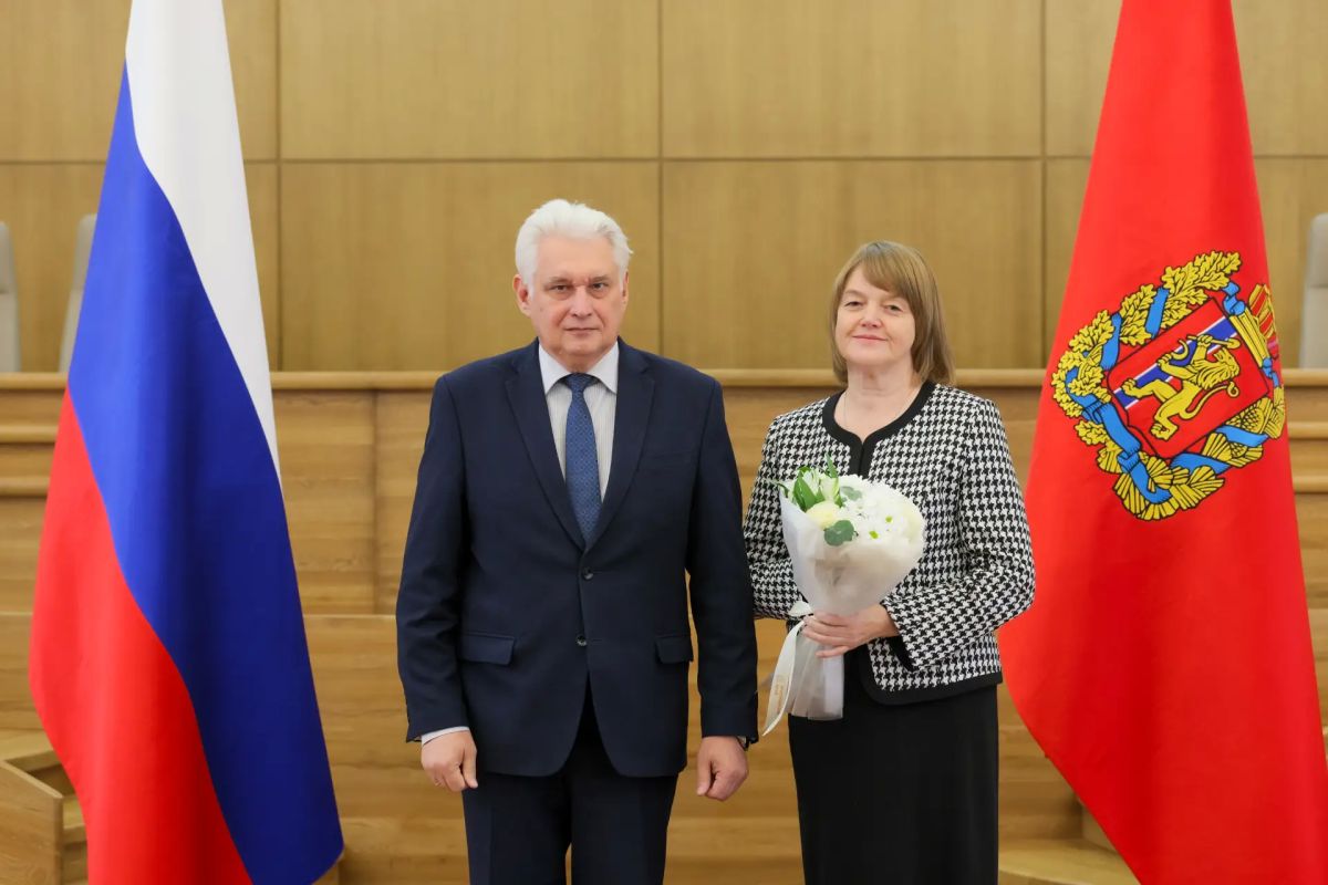 Сотрудники министерства экономики и регионального развития награждены нагрудными знаками «За выслугу лет на службе Красноярскому краю»