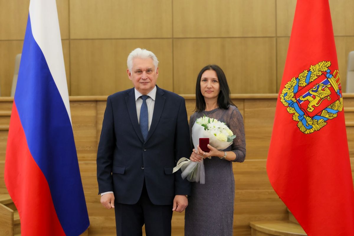 Сегодня в Большом зале Правительства края состоялась торжественная церемония награждения Сегодня в Большом зале Правительства края состоялась торжественная церемония награждения