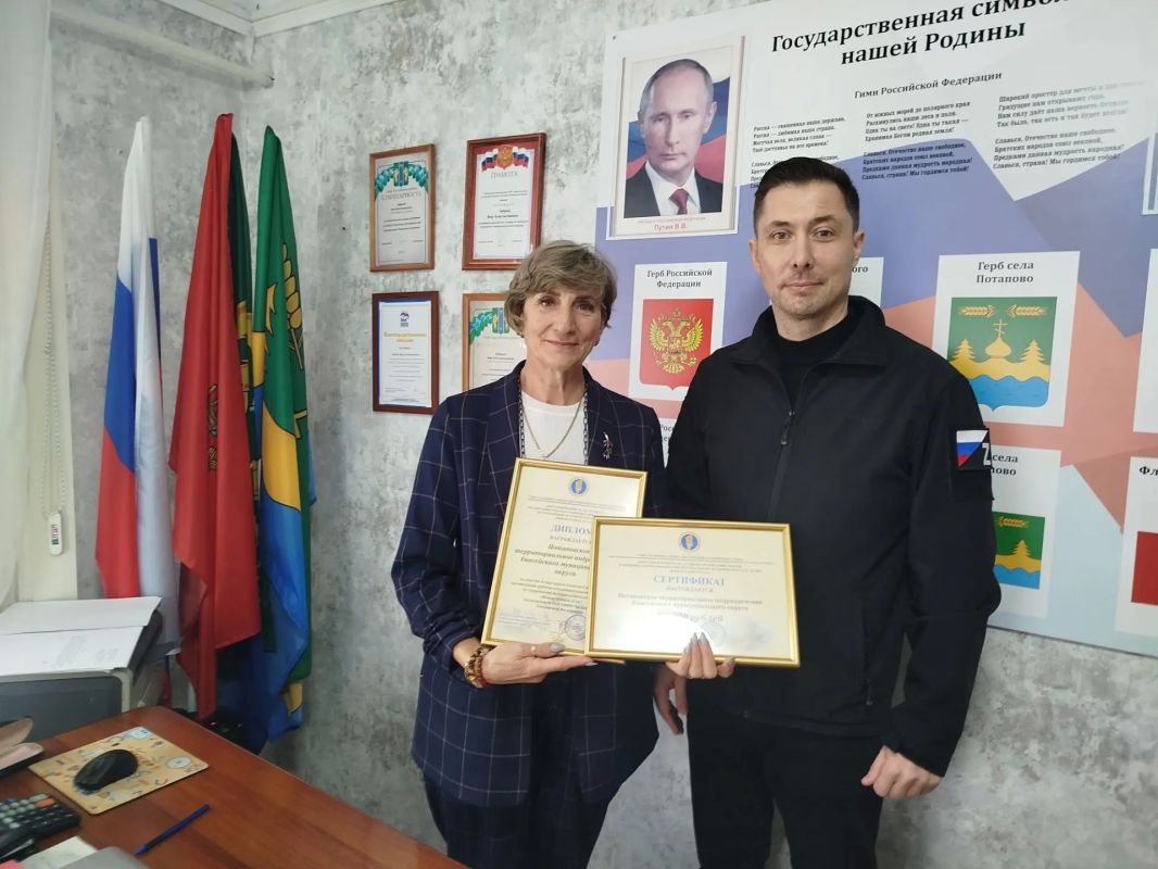 Сегодня был в Потапово.. Вручил руководителю территориального подразделения Вере Зибровой диплом и сертификат от Совета муниципальных образований края за участие в конкурсе на лучшую организацию работы в муниципальном...