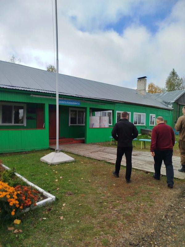 Сегодня был в Потапово.. Вручил руководителю территориального подразделения Вере Зибровой диплом и сертификат от Совета муниципальных образований края за участие в конкурсе на лучшую организацию работы в муниципальном... Сегодня был в Потапово.. Вручил руководителю территориального подразделения Вере Зибровой диплом и сертификат от Совета муниципальных образований края за участие в конкурсе на лучшую организацию работы в муниципальном...