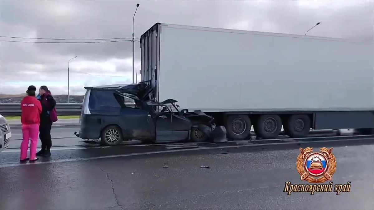 Водитель легковушки погиб в ДТП с большегрузом в Емельяновском округе