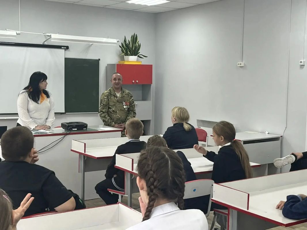 Диалог о мужестве: в Тинской школе №3 прошла «Классная встреча» Диалог о мужестве: в Тинской школе №3 прошла «Классная встреча»