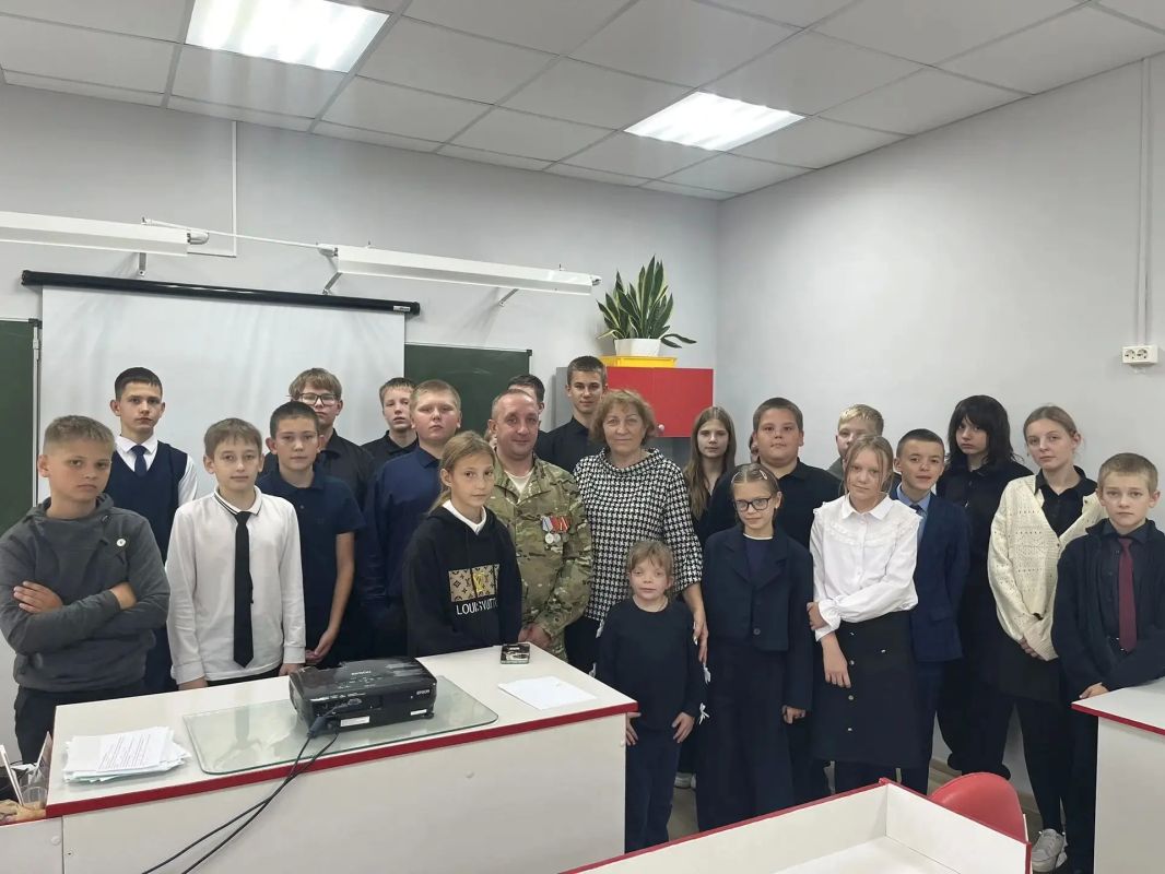 Диалог о мужестве: в Тинской школе №3 прошла «Классная встреча» Диалог о мужестве: в Тинской школе №3 прошла «Классная встреча»