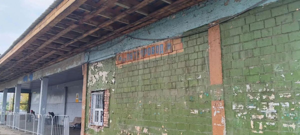 Уникальную вывеску из 80-х нашли на Путепроводе в Красноярске Уникальную вывеску из 80-х нашли на Путепроводе в Красноярске