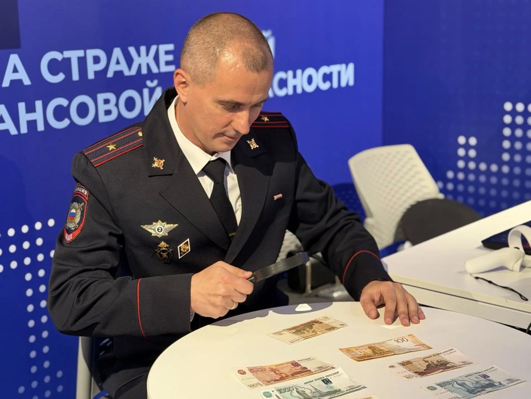 Распознать фальшивки и дать отпор кибермошенникам: полиция Красноярска продолжает работу на «Неделе финансовой культуры» Распознать фальшивки и дать отпор кибермошенникам: полиция Красноярска продолжает работу на «Неделе финансовой культуры»