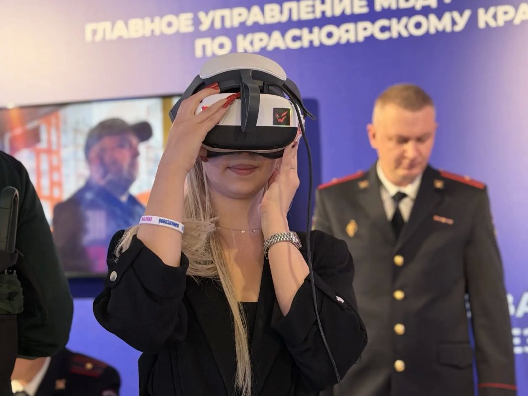 Распознать фальшивки и дать отпор кибермошенникам: полиция Красноярска продолжает работу на «Неделе финансовой культуры» Распознать фальшивки и дать отпор кибермошенникам: полиция Красноярска продолжает работу на «Неделе финансовой культуры»
