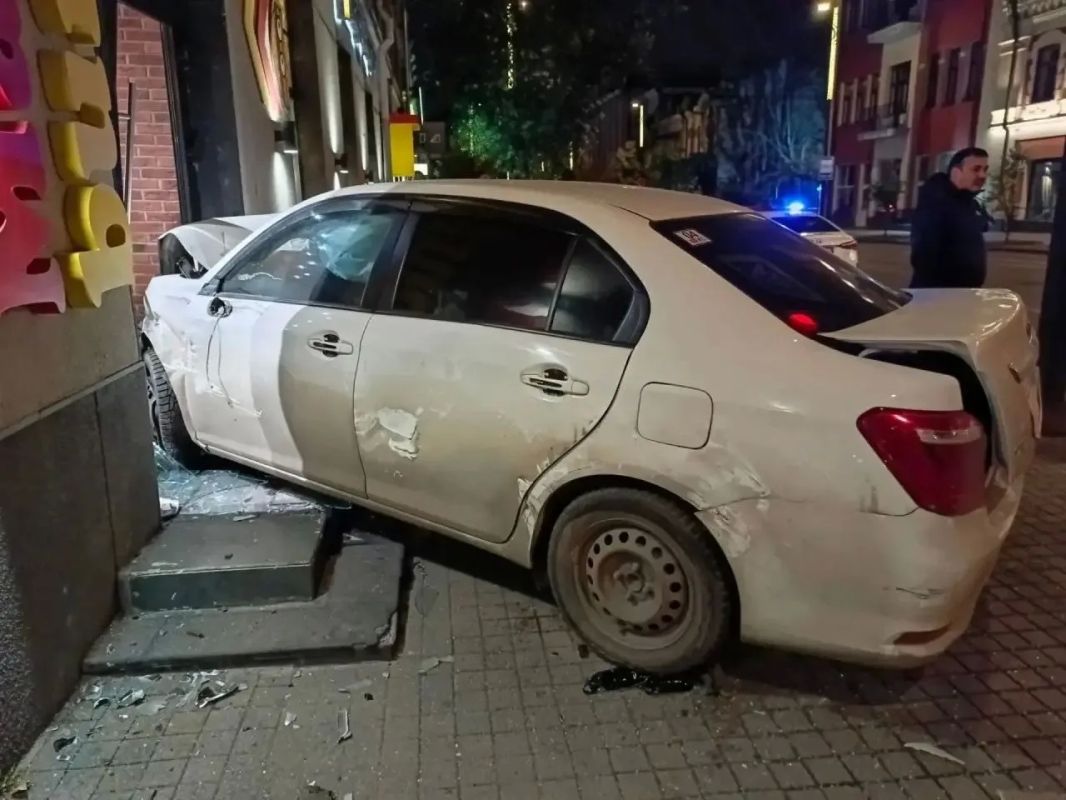В Красноярске Toyota протаранила вход в ресторан после запрещенного маневра