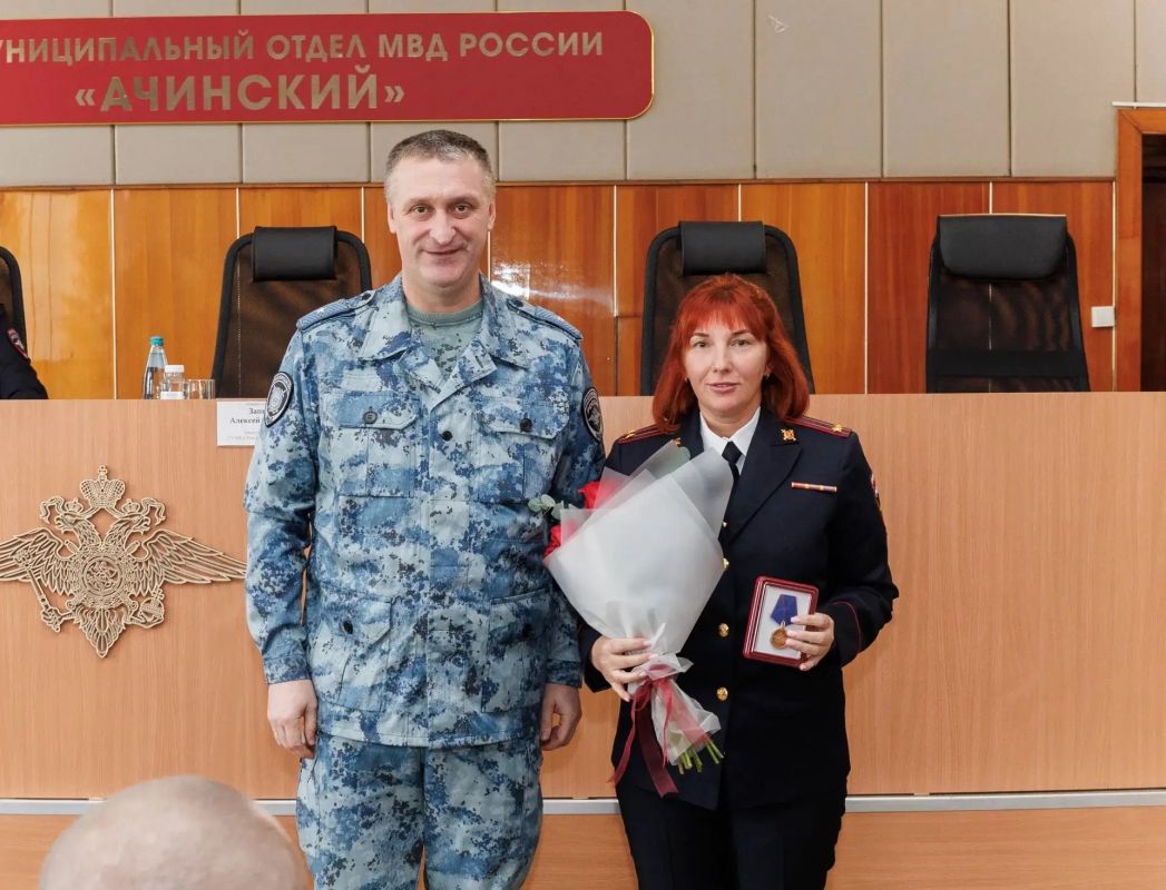 В Ачинске наградили отличившихся сотрудников полиции В Ачинске наградили отличившихся сотрудников полиции