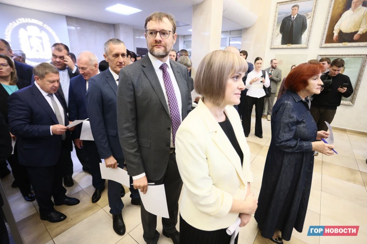 Алексей Додатко остаётся во главе краевого парламента — депутаты поддержали его единогласно Алексей Додатко остаётся во главе краевого парламента — депутаты поддержали его единогласно