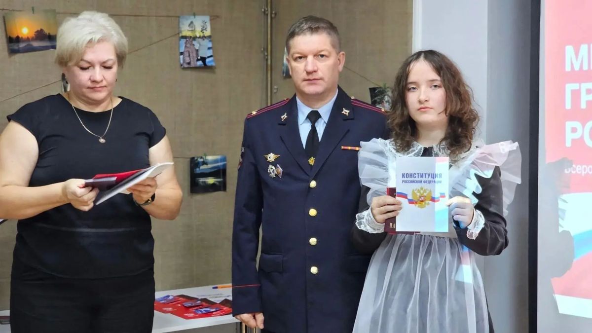 Мы — граждане России!. 30 сентября, в важную для страны дату, юные жители Иланско-Нижнеингашского округа получили свои первые паспорта Мы — граждане России!. 30 сентября, в важную для страны дату, юные жители Иланско-Нижнеингашского округа получили свои первые паспорта