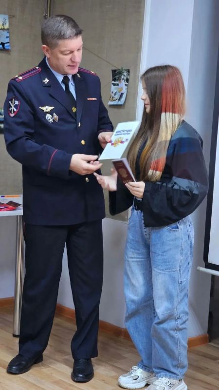 Мы — граждане России!. 30 сентября, в важную для страны дату, юные жители Иланско-Нижнеингашского округа получили свои первые паспорта Мы — граждане России!. 30 сентября, в важную для страны дату, юные жители Иланско-Нижнеингашского округа получили свои первые паспорта