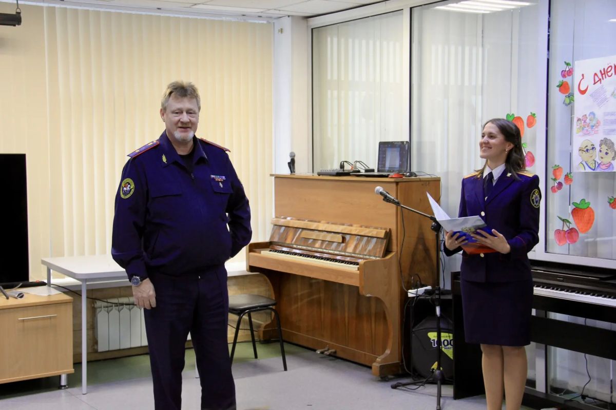 В Красноярске офицеры СК России поздравили старшее поколение с Международным днём пожилого человека