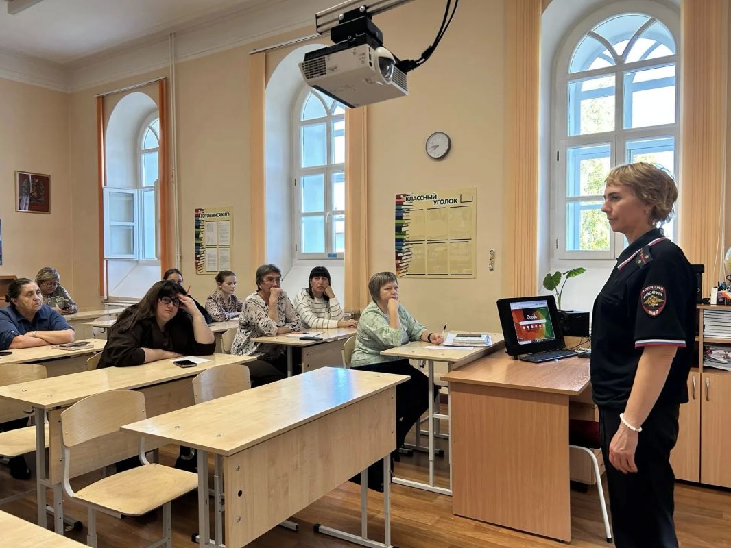 Знают взрослые и дети: енисейские полицейские продолжают профилактическую антимошенническую работу с населением