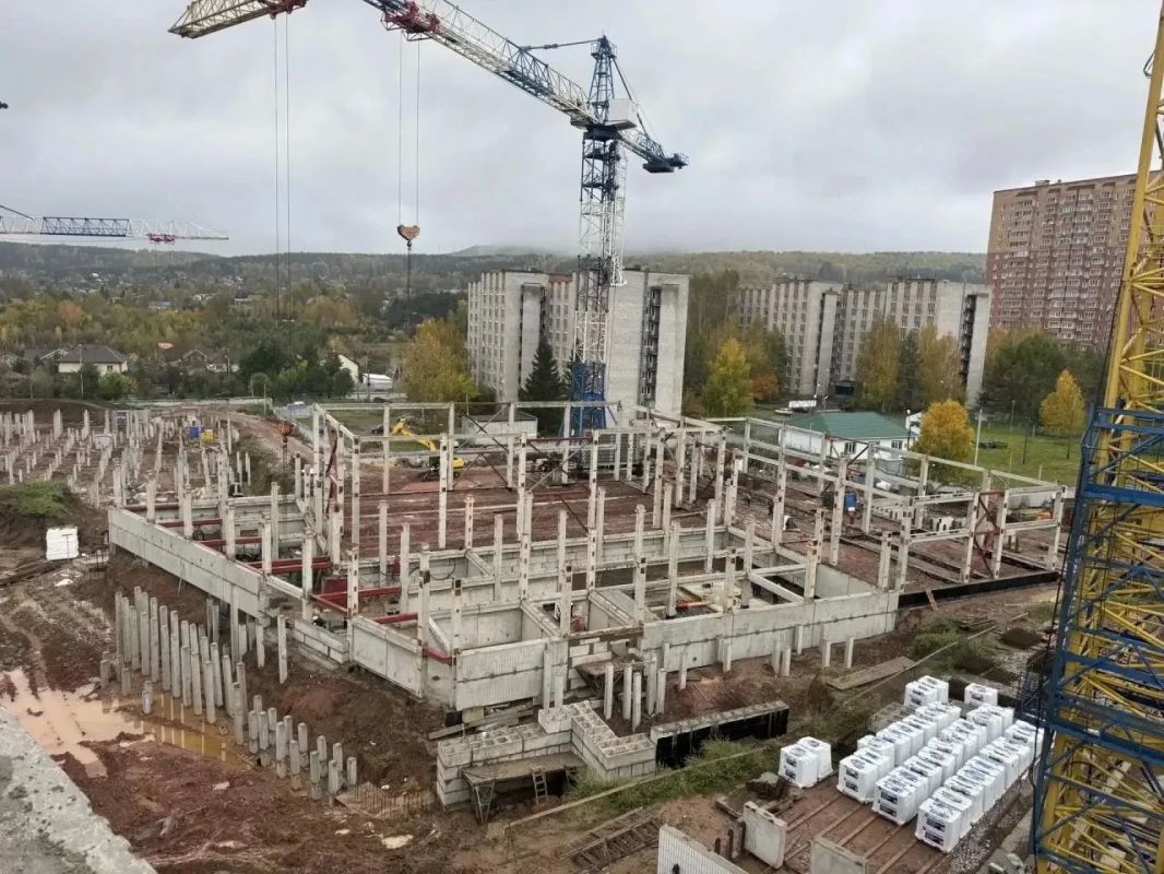 В строящейся школе на Стасовой в Красноярске вбили сваи