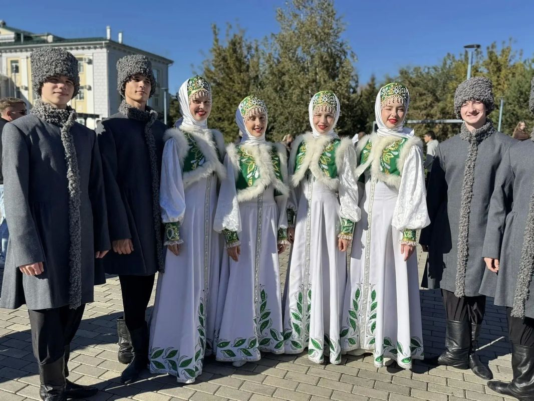 Более 400 студентов, педагогов, директоров техникумов и колледжей края прошли торжественными колонами на арт-параде «Лица профессий» в Красноярске Более 400 студентов, педагогов, директоров техникумов и колледжей края прошли торжественными колонами на арт-параде «Лица профессий» в Красноярске