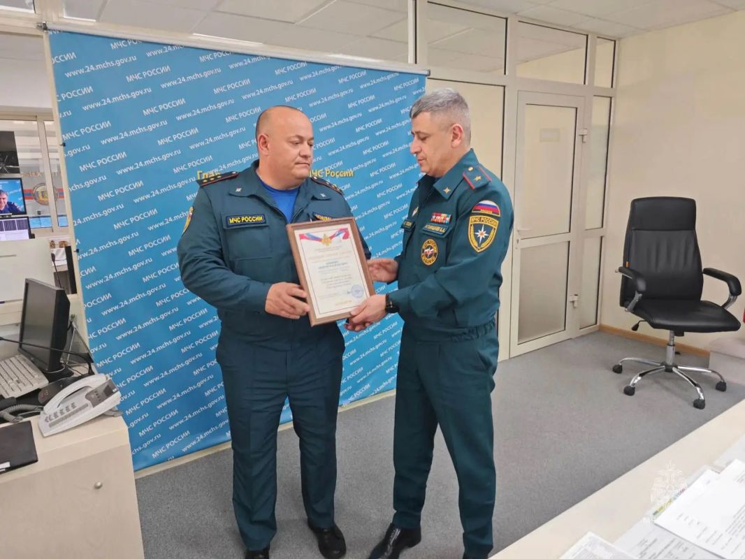 В преддверии Дня гражданской обороны в Главном управлении наградили отличившихся сотрудников В преддверии Дня гражданской обороны в Главном управлении наградили отличившихся сотрудников