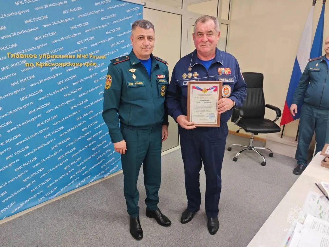 В преддверии Дня гражданской обороны в Главном управлении наградили отличившихся сотрудников В преддверии Дня гражданской обороны в Главном управлении наградили отличившихся сотрудников