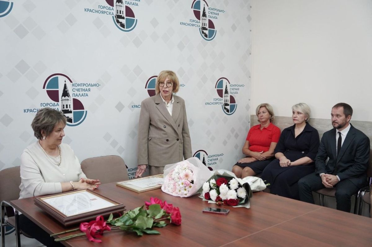 Председатель горсовета Наталия Фирюлина поздравила коллектив Контрольно-счетной палаты города с 20-летним юбилеем и вручила награды сотрудникам Председатель горсовета Наталия Фирюлина поздравила коллектив Контрольно-счетной палаты города с 20-летним юбилеем и вручила награды сотрудникам