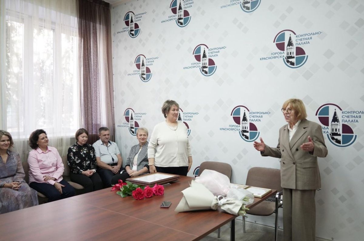 Председатель горсовета Наталия Фирюлина поздравила коллектив Контрольно-счетной палаты города с 20-летним юбилеем и вручила награды сотрудникам Председатель горсовета Наталия Фирюлина поздравила коллектив Контрольно-счетной палаты города с 20-летним юбилеем и вручила награды сотрудникам