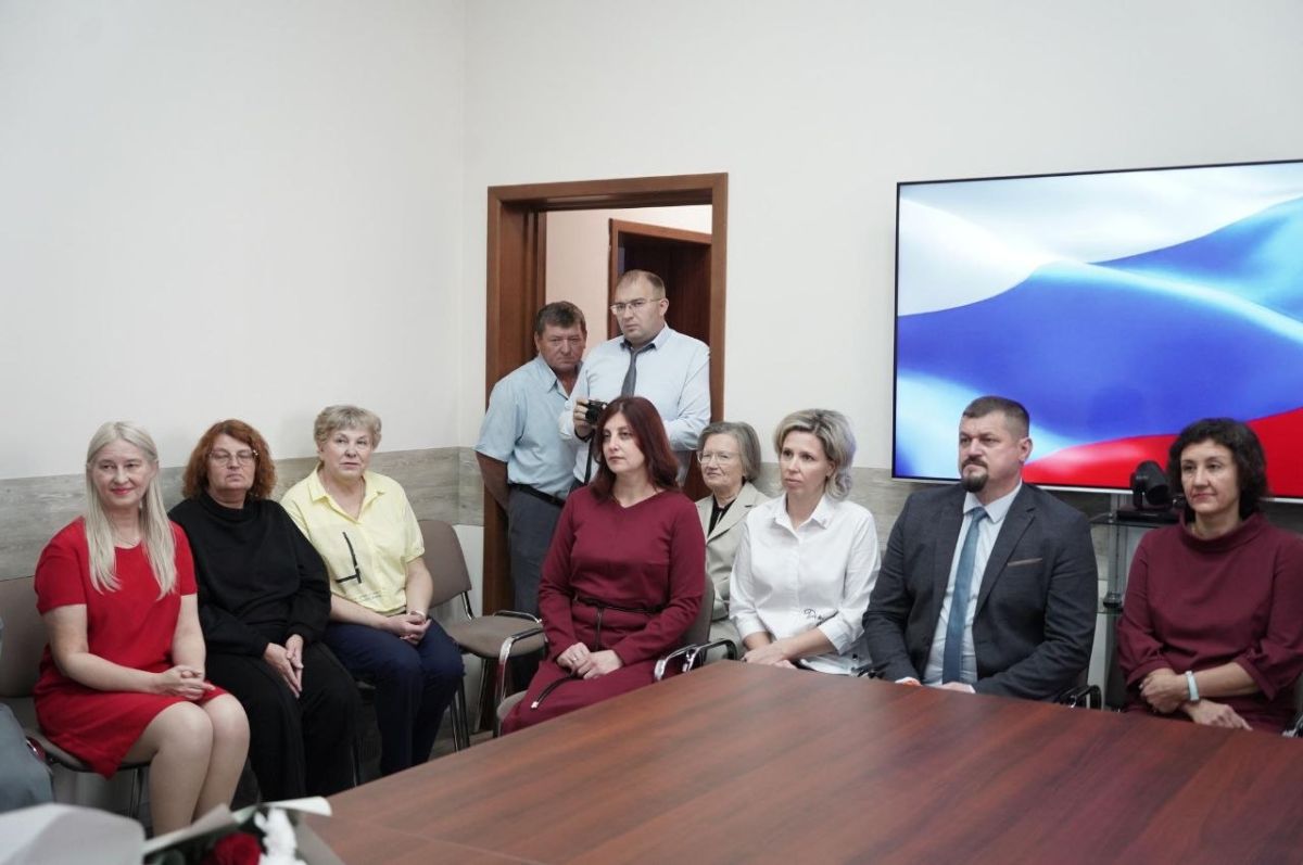 Председатель горсовета Наталия Фирюлина поздравила коллектив Контрольно-счетной палаты города с 20-летним юбилеем и вручила награды сотрудникам Председатель горсовета Наталия Фирюлина поздравила коллектив Контрольно-счетной палаты города с 20-летним юбилеем и вручила награды сотрудникам