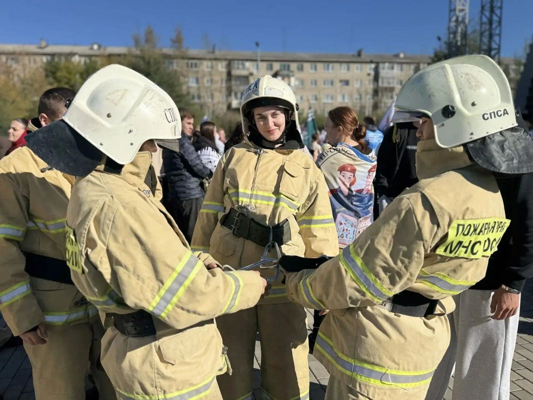 Более 400 студентов, педагогов, директоров техникумов и колледжей края прошли торжественными колонами на арт-параде «Лица профессий» в Красноярске Более 400 студентов, педагогов, директоров техникумов и колледжей края прошли торжественными колонами на арт-параде «Лица профессий» в Красноярске
